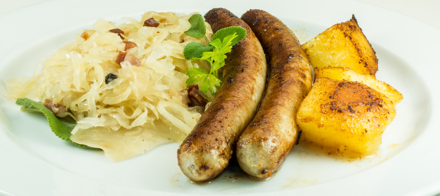 Bratwurst vom Mangalitza Schwein mit Kartoffel und Sauerkraut