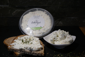 H�ttenk�se aus Bio Schafrohmilch